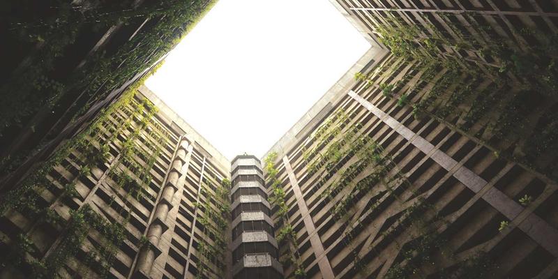 智能家居安防系统：在紫色家居与艺术涂鸦中构建全方位家庭安全网络