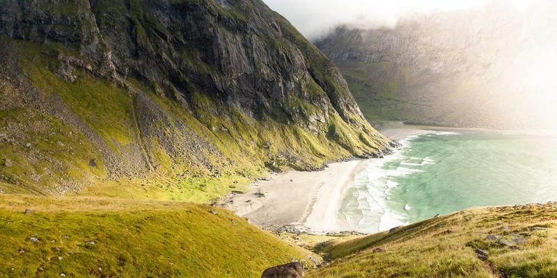 紫色家居与艺术涂鸦：用装饰品打造高级感生活空间
