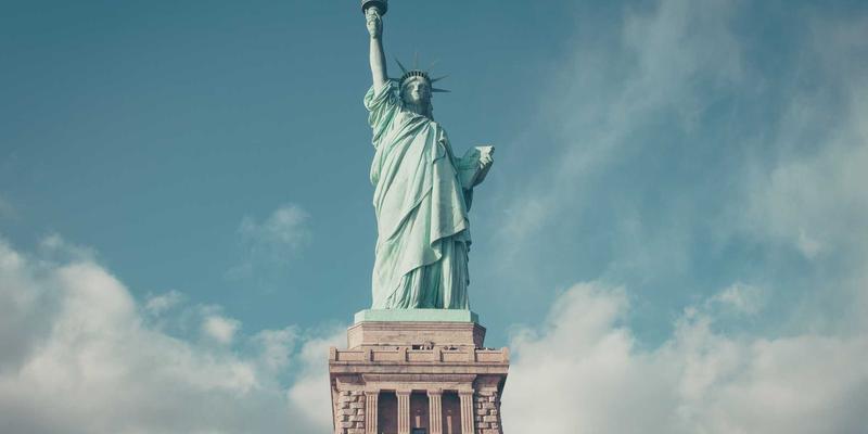 紫色家居与艺术涂鸦：阿杰家引领都市年轻人租赁生活新浪潮