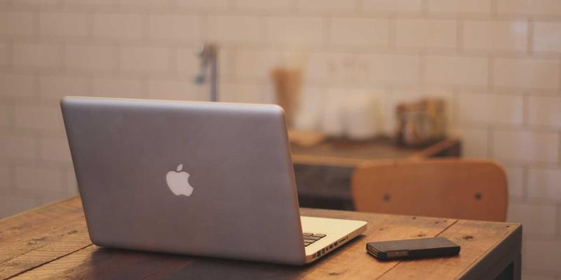 紫色家居美学：解锁开放式厨房收纳与装饰陈列的完美平衡