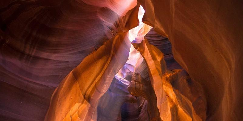 紫色艺术涂鸦点缀，打造安全又时尚的老年人防滑生活用品配置方案