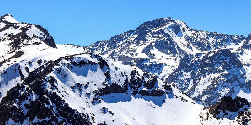 阳台微型菜园建造指南：用香草与蔬菜点亮家居装饰的艺术涂鸦