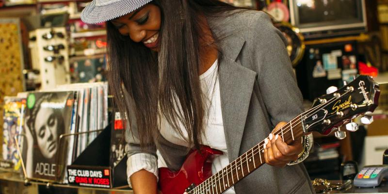 阿杰家的紫色家居照明魔法：基础光、重点光与氛围光的黄金配比